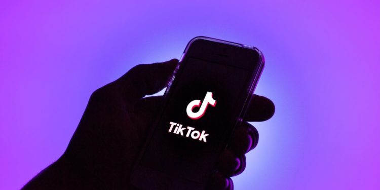 Anchetă șocantă: Algoritmul TikTok promovează conținut sexual, droguri și alcool în rândul copiilor de 13 ani