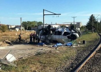 При столкновении поезда и автобуса в Турции погибли шестеро человек