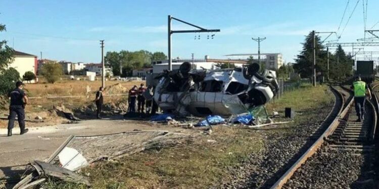 При столкновении поезда и автобуса в Турции погибли шестеро человек