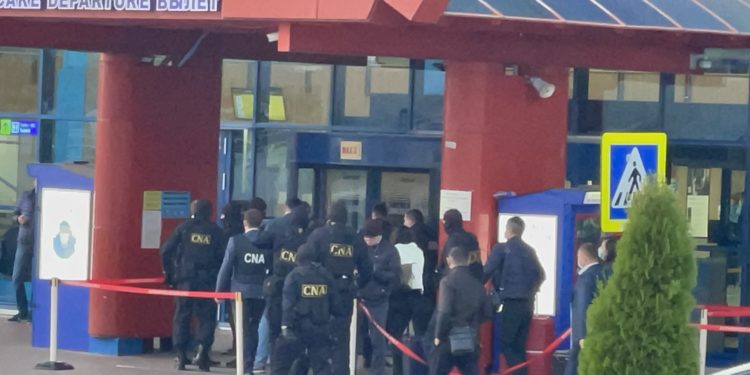 Detalii de la perchezițiile pe Aeroport. 15 polițiști de frontieră, suspectați de 60 de acte de corupție