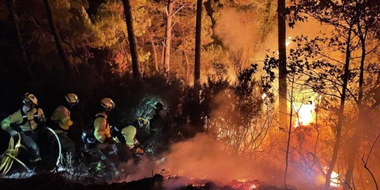 În sudul Spaniei, cerul este galben, iar soarele nu se mai vede. Pompierii se luptă cu un incendiu greu de controlat, unul dintre ei a murit | VIDEO