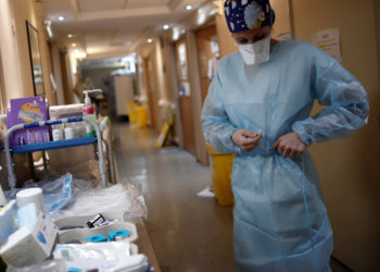 Во Франции три тысячи врачей отстранили от работы из-за отказа от вакцинации