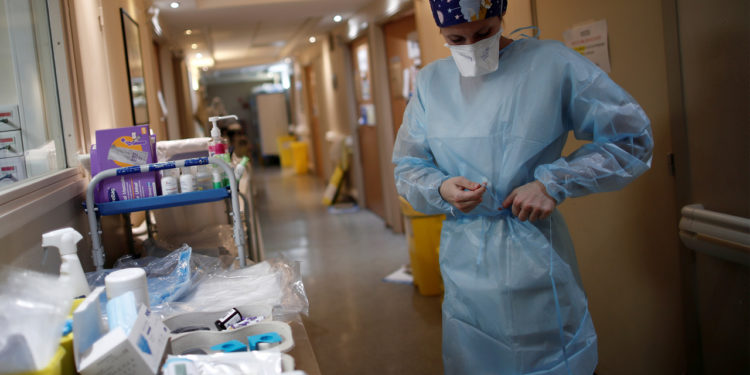 Во Франции три тысячи врачей отстранили от работы из-за отказа от вакцинации