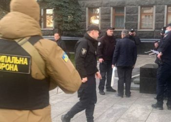 Неизвестный попытался поджечь себя в офисе Зеленского