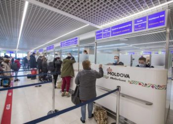 „E mult o mie și încă o mie?”. Cum estorcau polițiștii de frontieră mită de la pasagerii curselor aeriene pe Aeroportul Internațional Chișinău | VIDEO