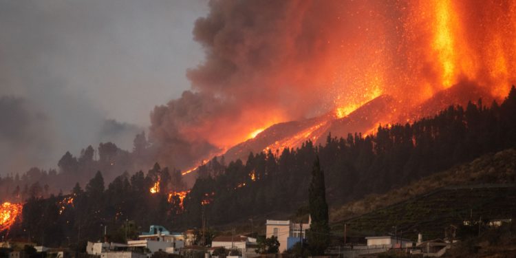 Erupţie vulcanică în Canare: Zboruri anulate pentru prima dată