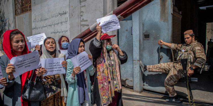 Spălatul toaletelor – singurul loc de muncă permis femeilor afgane în noua administrație talibană din Kabul