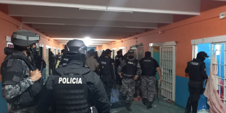 Masacru într-o închisoare din Ecuador: peste 100 de deținuți au fost uciși. Preşedintele a decretat „situaţie excepţională”