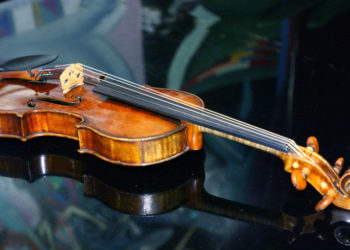 Прокуратура через Интерпол проверит статус и стоимость скрипки, которую в аэропорту у скрипачки из Молдовы Александры Конуновой