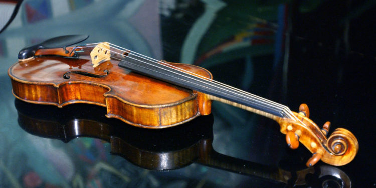 Прокуратура через Интерпол проверит статус и стоимость скрипки, которую в аэропорту у скрипачки из Молдовы Александры Конуновой