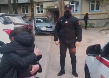 Copil rătăcit pe străzile Capitalei. S-ar fi îndepărtat de rude și le-a pierdut din vedere