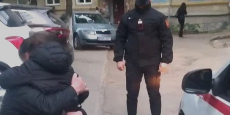 Copil rătăcit pe străzile Capitalei. S-ar fi îndepărtat de rude și le-a pierdut din vedere