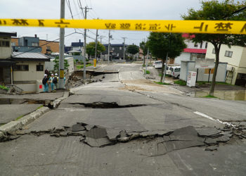 Более 30 человек пострадали в результате мощного землетрясения в Японии