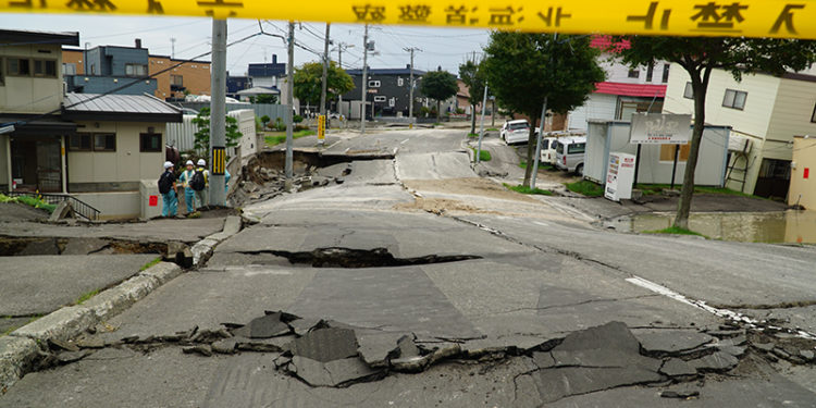 Более 30 человек пострадали в результате мощного землетрясения в Японии