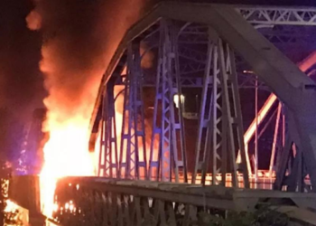 В Риме из-за пожара обрушился старинный мост | VIDEO