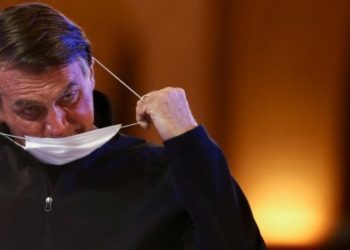 Президента Бразилии обвинили в 600 тысячах COVID-смертей