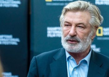 Актер Алек Болдуин на съемках случайно застрелил оператора из реквизитного оружия. Режиссер фильма тяжело ранен