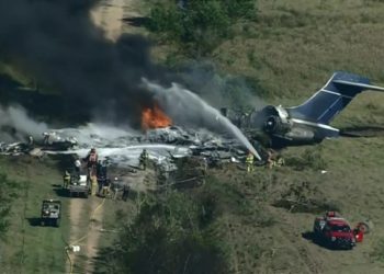 В США самолет с пассажирами рассыпался на куски при взлете