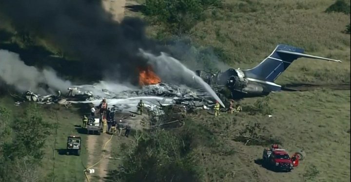 В США самолет с пассажирами рассыпался на куски при взлете