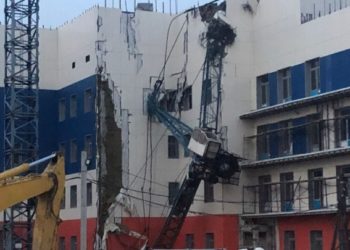 В России башенный кран упал на детскую поликлинику