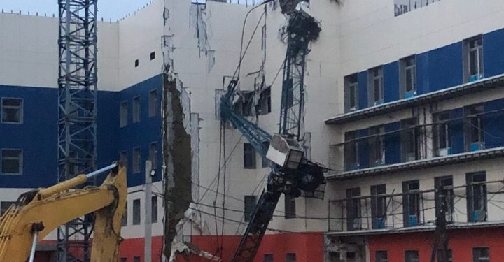 В России башенный кран упал на детскую поликлинику