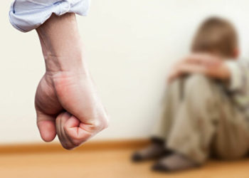 Мужчина жестоко избил своих детей проводом | FOTO