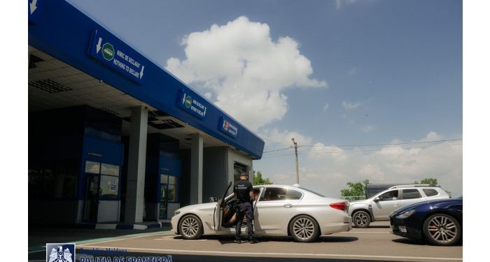 Voiau să ducă de nas oamenii legii. Trei bărbați au prezentat la frontieră teste COVID false