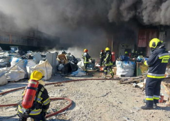 Pompierii continuă să stingă flăcările care au cuprins un depozit din Chișinău | FOTO