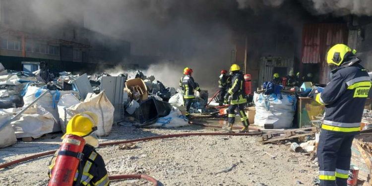 Pompierii continuă să stingă flăcările care au cuprins un depozit din Chișinău | FOTO