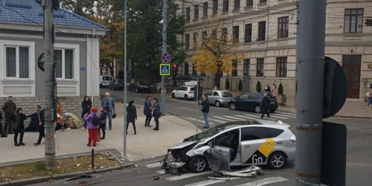Accident în centrul Capitalei: Un pieton, tamponat de un taxi