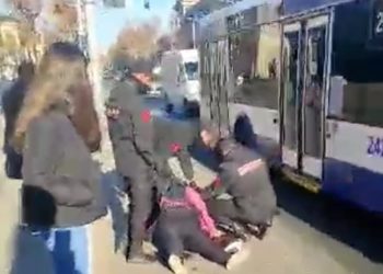 Жительница Кишинева устроила скандал в автобусе из-за маски. Она упала в обморок