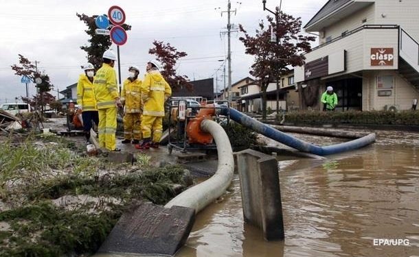 В Токио мощный тайфун парализовал транспорт | VIDEO