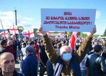 В Грузии сотни людей окружили тюрьму, где находится Саакашвили