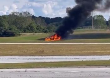 В США самолет упал у аэропорта, четверо погибших