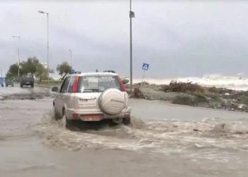 В Греции шторм превратил улицы в реки грязи