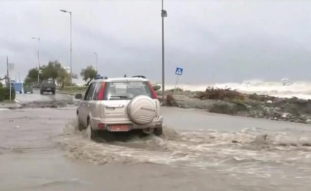 В Греции шторм превратил улицы в реки грязи