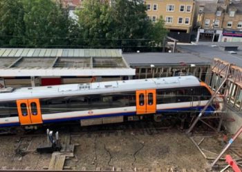 В Британии сошел с рельсов поезд, есть пострадавшие