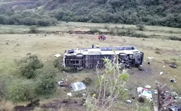 В Эквадоре упал в пропасть пассажирский автобус, 11 жертв
