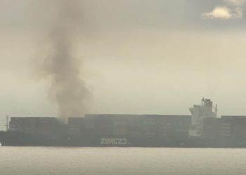 На границе Канады и США горит грузовой корабль