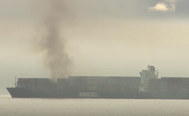 На границе Канады и США горит грузовой корабль