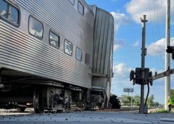 В США столкнулись пассажирский поезд и легковушка: трое погибших