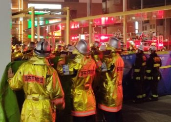 При нападении мужчины в поезде в Токио пострадали 15 человек