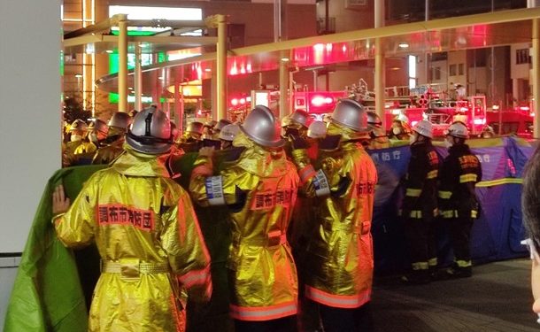 При нападении мужчины в поезде в Токио пострадали 15 человек