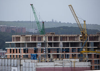 Detalii despre cazul tragic în Capitală: Tânărul, care a căzut în gol de la etajul 14, era zidar și muncea pe șantier alături de tatăl său | VIDEO