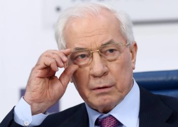 В Киеве заочно арестовали экс-премьера Украины Азарова по подозрению в госизмене