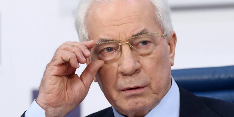 В Киеве заочно арестовали экс-премьера Украины Азарова по подозрению в госизмене