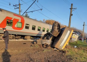 Пассажирский поезд столкнулся с «КамАЗом» в Пензенской области