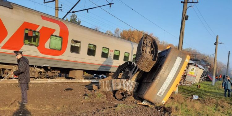 Пассажирский поезд столкнулся с «КамАЗом» в Пензенской области