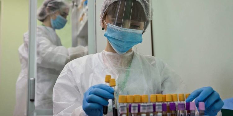NYT: новые мутации коронавируса могут лучше передаваться по воздуху, чем изначальный штамм