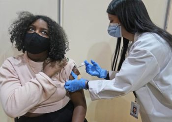 В США считают, что риск смерти из-за COVID-19 падает в 11 раз после полной вакцинации